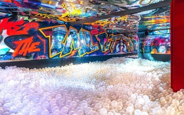 bottomless brunch with ball pit hen party