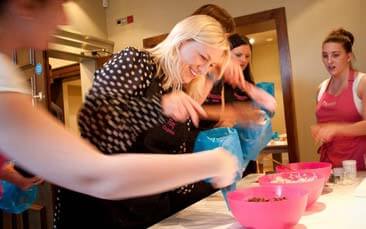cake decorating class hen party