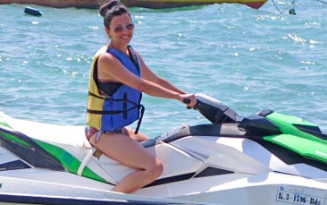 jet skiing hen party activity
