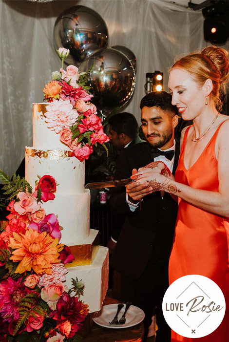 cutting wedding cake